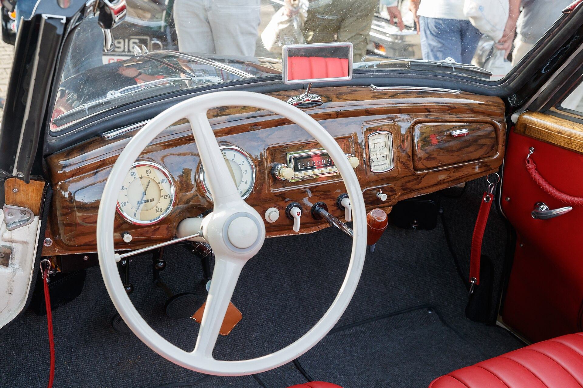 Armaturenbrett eines Oldtimers mit Tacho und Uhr hinter dem großen Lenkrad