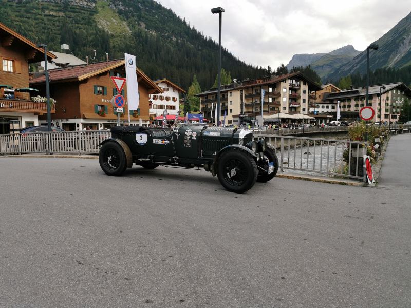 Historischer Bentley auf der Brücke in Lech am Arlberg während der Arlberg Classic Car Rally